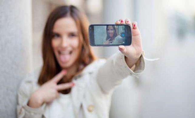 'Selfie' enters French dictionary for first time