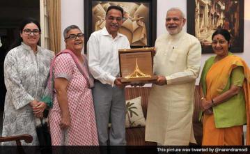 Indian PM hands over Bangladesh War Honour to ...... Vajpayee's family