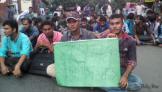 RU students block Dhaka-Rajshahi highway