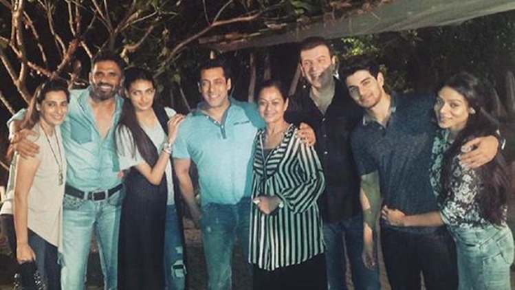 Salman Khan with family of ‘Hero’