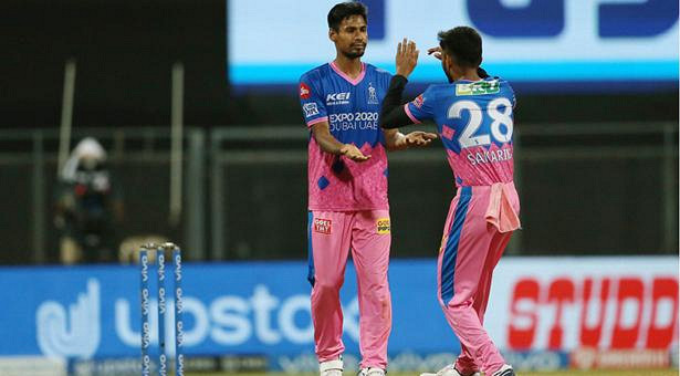 আজ আইপিএলে আবারও কাটার মাস্টার মুস্তাফিজের কাটারের জাদু দেখলো ক্রিকেট বিশ্ব