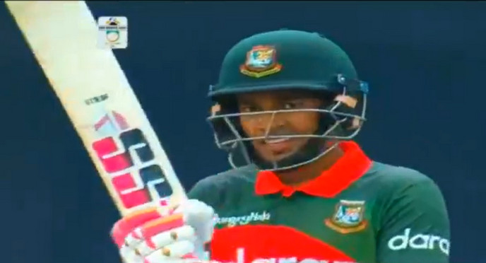 মুশফিক-মাহমুদউল্লাহর ব্যাটেই ঘুরে দাঁড়ানোর চেষ্টা করছে বাংলাদেশ