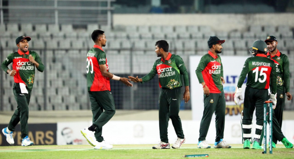 মুস্তাফিজের আঘাত,পরপর ২ উইকেট হারালো শ্রীলংকা