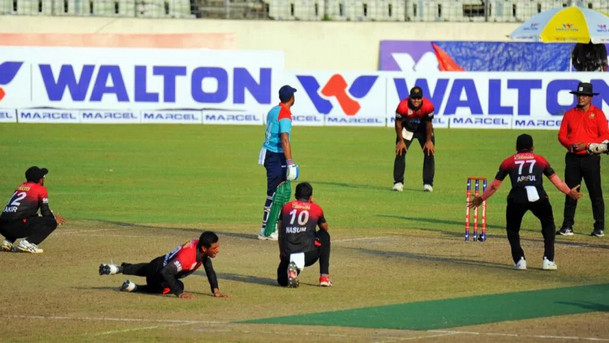 ব্রেকিং নিউজ: মাঠে গড়াগড়ি-ঘুষি, মাহমুদউল্লাহর শাস্তি