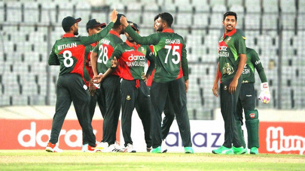 টাইগারদের বোলিং তোপে অল-আউটের পথে জিম্বাবুয়ে,দেখেনিন সর্বশেষ স্কোর