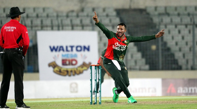 অবিশ্বাস্য আজ ৭.৫ ওভারে ৩ মেডেন ১৩ রান দিয়ে ৫ উইকেট তুলে নিলেন সাকিব