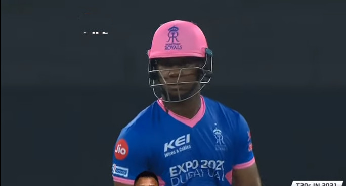 ৪,৪,৬,৬,৬,৪ ব্যাটিংয়ে নেমে ঝড় তুলেছে লুইস
