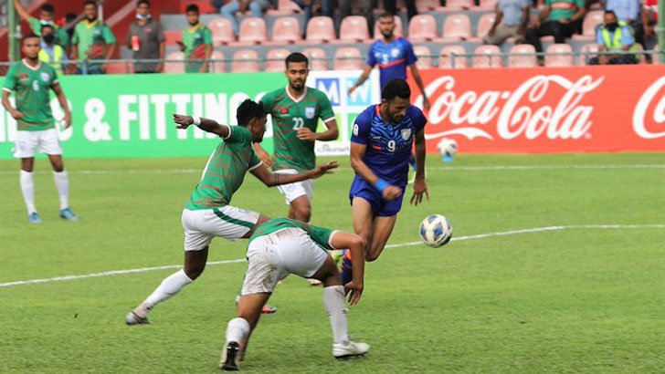 বাংলাদেশী ফুটবলারকে জেলে দিতে চান ভারতীয় কোচ