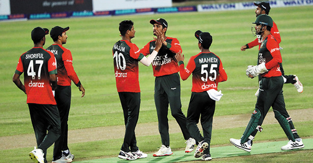 টপাটপ উইকেট তুলে নিচ্ছে টাইগাররা, দেখেনিন সর্বশেষ স্কোর