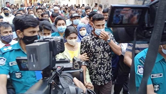 এইমাত্র পাওয়া : বউ শাশুড়িকে নিয়ে ক্রিকেটার নাসিরের আত্মসমর্পণ