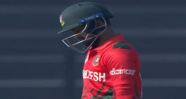 ব্যাটিং বির্পযয়ে বাংলাদেশ, দেখেনিন সর্বশেষ স্কোর