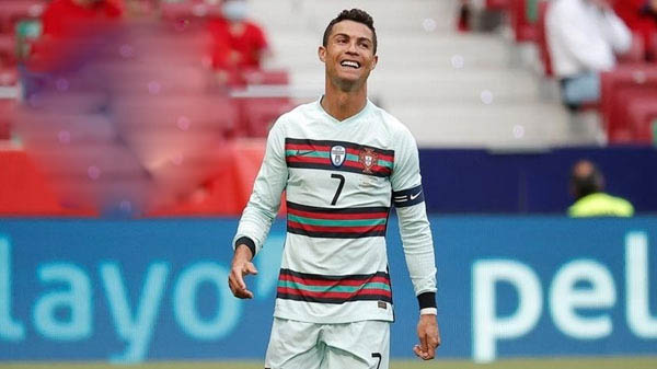 এবার রোনালদোকে তার কোচ যার সঙ্গে তুলনা করলেন