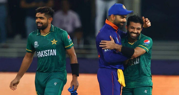 পাকিস্তানের ক্রিকেটারদের দেখানো পথে হাঁটলেন কোহলিরা