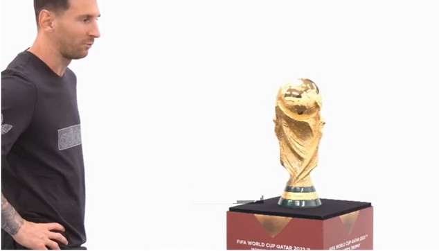 বিশ্বকাপ ট্রপি সামনে রেখে যা বললেন মেসি