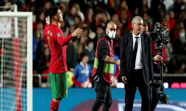 ম্যাচে হেরে কোচের সাথে অবাক কান্ড করে বসলো রোনালদো