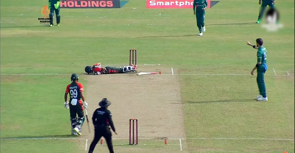ছক্কা খেয়ে আফিফের গায়ে বল ছুড়ে মারলেন শাহিন