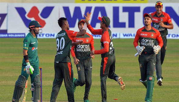 শুরুতেই পাকিস্তান শিবিরে আঘাত মুস্তাফিজের, দেখেনিন সর্বশেষ স্কোর
