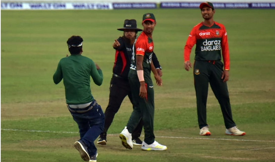 ব্রেকিং নিউজ: থানায় নেয়া হয়েছে সেই দর্শককে,পাবেন শাস্তি