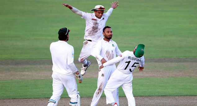 বল হাতে চমক দেখালেন মিঠুন