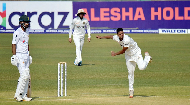 দিনের শুরুতেই তাইজুলের জোড়া আঘাত