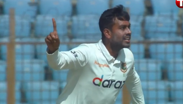 বাবরকে বোকা বানালেন মিরাজ, দেখেনিন সর্বশেষ স্কোর