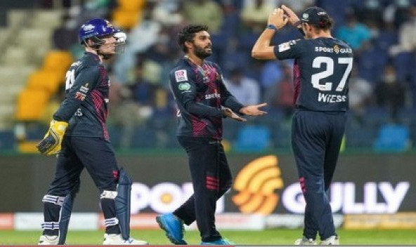 ১০ বলে পাঁচ উইকেট নিয়ে বিশ্ব রেকর্ড করলেন হাসারাঙ্গা