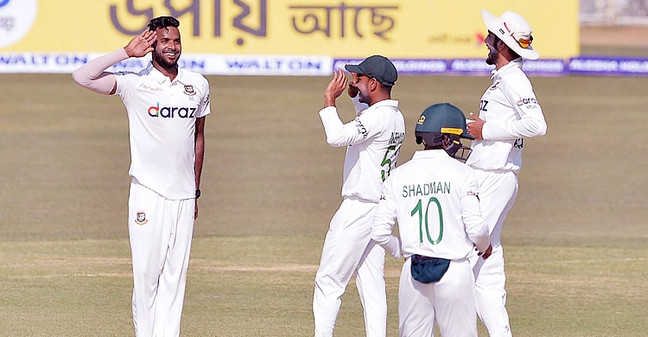 আউট, আউট, আউট, দিনের দশম বলেই আঘাত হানলেন এবাদত