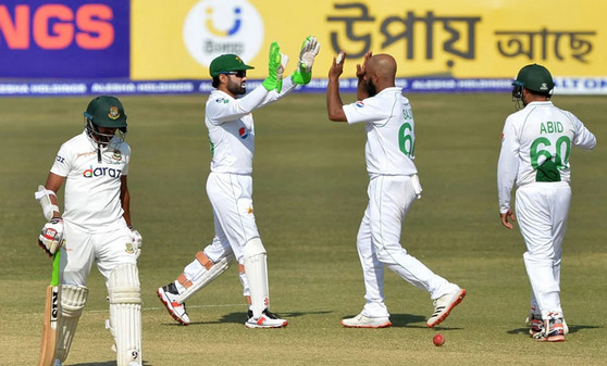লজ্জার রেকর্ড গড়ে ফলোঅনে বাংলাদেশ