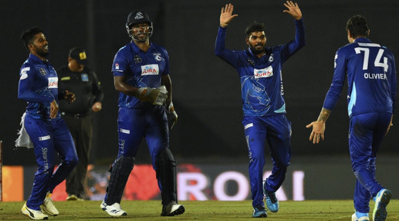 টি-২০ ক্রিকেট ইতিহাসে প্রথমবার এমন আশ্চর্যজনক ঘটনা দেখল ক্রিকেট বিশ্ব