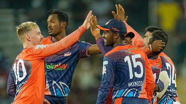 ভেন্ডারসের ক্যারিয়ার সেরা বোলিংয়ে বিদায় আল-আমিনদের