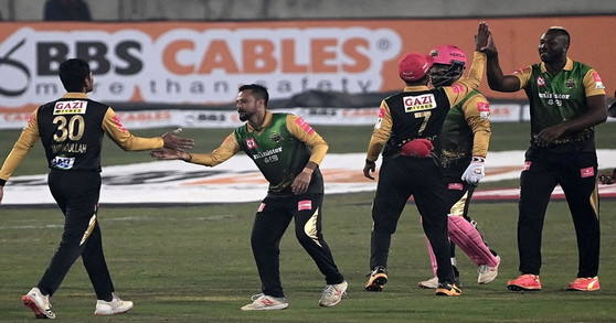 ঢাকার বোলিং তোপে ব্যাটিং বিপর্যয়ে সাকিব-গেইলদের বরিশাল