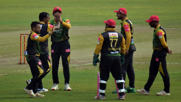 এইমাত্র শেষ হলো ঢাকা বনাম সিলেটের টস