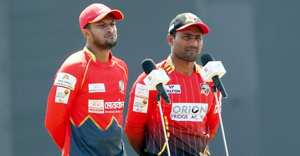 হাড্ডাহাড্ডি লড়াইয়ে সাকিবদের বিপক্ষে ফিল্ডিংয়ে ইমরুলের কুমিল্লা