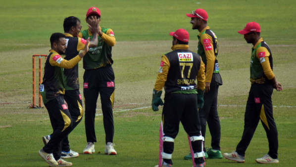 শেষ হলো ঢাকা ও চট্টগ্রামের মধ্যকার ম্যাচের টস, দেখেনিন ফলাফল