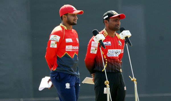 ফাইনালে ওঠার লড়াইয়ে ফিল্ডিংয়ে কুমিল্লা, দেখেনিন দুই দলের শক্তিশালী একাদশ