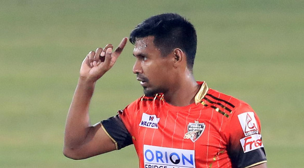 বরিশালকে ফ্রি ফ্রি রান দিচ্ছেন মুস্তাফিজ, দেখেনিন সর্বশেষ স্কোর