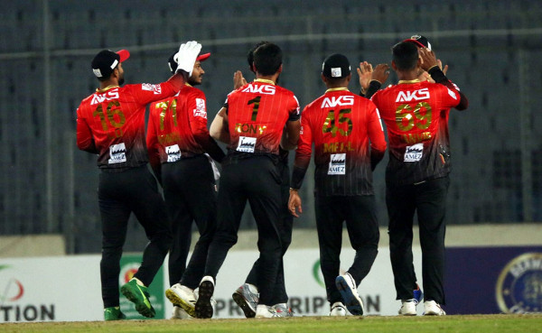 শ্বাসরুদ্ধকর হাড্ডাহাড্ডি লড়াইয়ে শেষ হলো বিপিএলের ফাইনাল ম্যাচ, দেখেনিন ফাইনাল