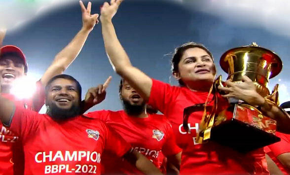 চমক দিয়ে ফাইনাল সেরা ক্রিকেটাররের নাম ঘোষণা