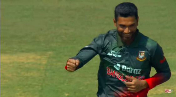 বোলিংয়ে এসেই উইকেট তুলে নিলেন মাহমুদউল্লাহ