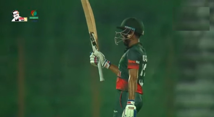 হাফসেঞ্চুরি করলেন মিরাজ : পাল্টা আক্রমণে বাংলাদেশ