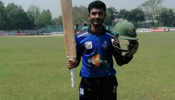 নিজের প্রথম ম্যাচেই সেঞ্চুরি করে নজর কাড়লেন ২০ বছর বয়সী এই তরুণ ব্যাটসম্যান