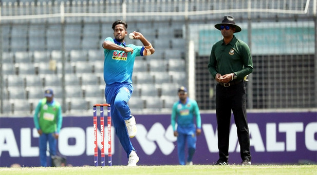 তিন সেঞ্চুরির দিনে বোলিংয়ে চমক দেখালেন কাজী অনিক