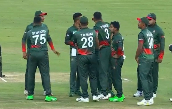 তাসকিনের দুর্দান্ত বোলিংয়ে শুরুতেই ৩ উইকেট তুলে নিল বাংলাদেশ, দেখেনিন সর্বশেষ স্কোর