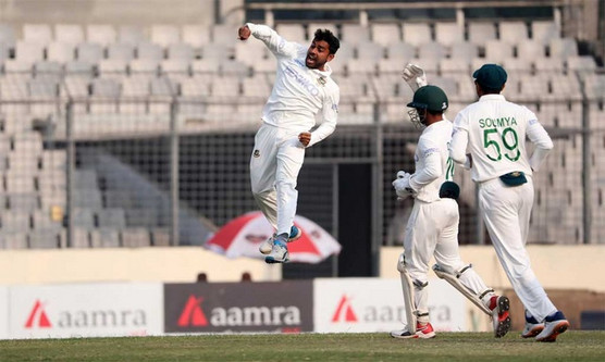 অবশেষে পর পর দুই উইকেট পেল বাংলাদেশ, দেখেনিন সর্বশেষ স্কোর