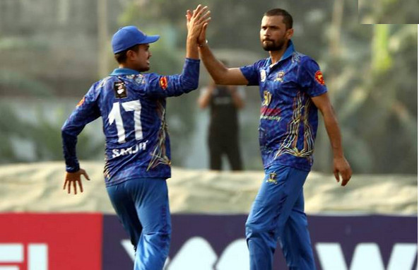 মিরপুরে বুড়ো হাড়ের ভেলকি দেখালেন মাশরাফি