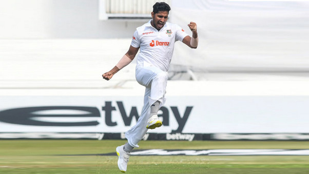 আউট, আউট, আউট, উইকেট তুলে নিলেন খালেদ, দেখেনিন সর্বশেষ স্কোর