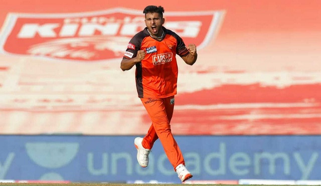 অবিশ্বাস্য: শেষ ওভারে শূন্য রানে ৩ উইকেট, মুগ্ধতা ছড়ালেন উমরান মালিক