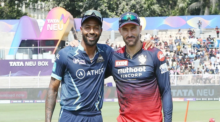 ব্যাটিংয়ে ব্যাঙ্গালুরু, দেখেনিন দুই দলের একাদশ