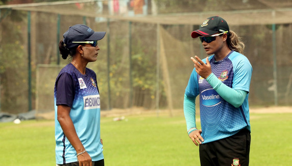 ডিপিএল: মোহামেডানে সালমা, আবাহনীতে জাহানারা