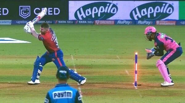 বল উইকেটে লাগল, তবু আউট হলেন না ওয়ার্নার, ঝড় সোশ্যাল মিডিয়ায়